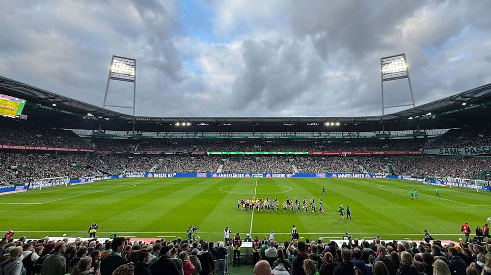 Volles Haus: 37.000 Zuschauer sehen das Nordderby zwischen Werder Bremen und dem Hamburger SV im Weserstadion. / Foto: Carmen Jaspersen/dpa