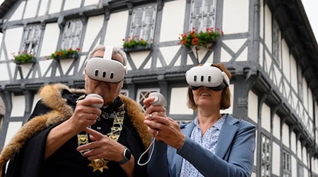 Durch die VR-Brille können Nutzer historische Gebäude besichtigen. / Foto: Swen Pförtner/dpa