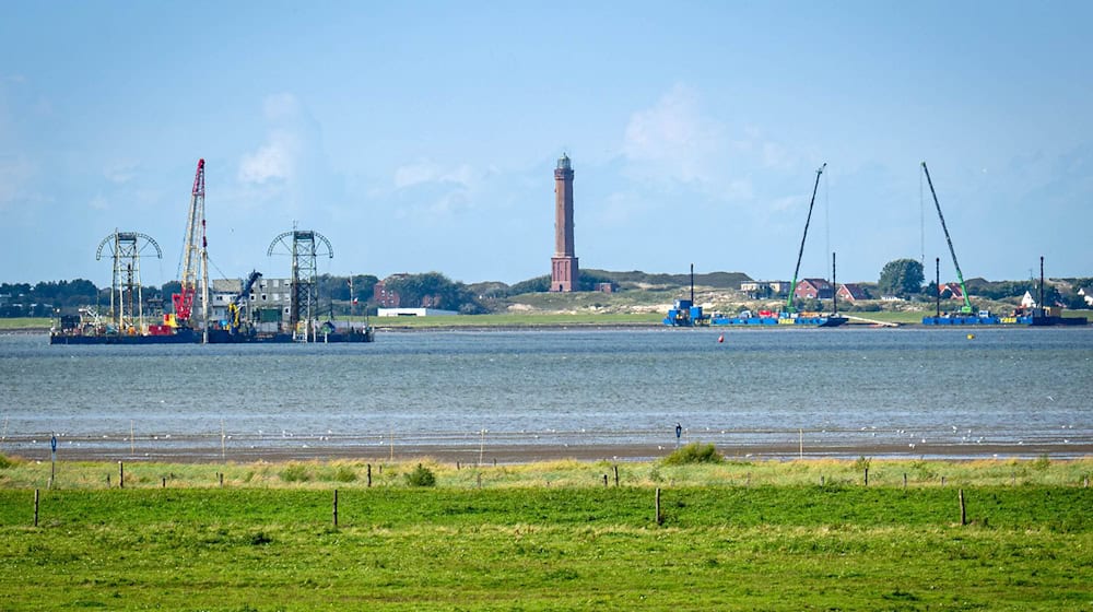 Vom Festland aus ist das Kabelverlegeschiff «Barbarossa» im Watt vor Norderney zu sehen.  / Foto: Sina Schuldt/dpa Vom Festland aus ist das Kabelverlegeschiff «Barbarossa» im Watt vor Norderney zu sehen.  / Foto: Sina Schuldt/dpa