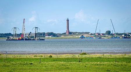 Vom Festland aus ist das Kabelverlegeschiff «Barbarossa» im Watt vor Norderney zu sehen.  / Foto: Sina Schuldt/dpa Vom Festland aus ist das Kabelverlegeschiff «Barbarossa» im Watt vor Norderney zu sehen.  / Foto: Sina Schuldt/dpa