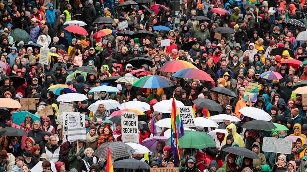 Rund 2.000 Menschen demonstrierten in Bremen. / Foto: Focke Strangmann/dpa Rund 2.000 Menschen demonstrierten in Bremen. / Foto: Focke Strangmann/dpa