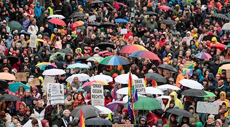 Rund 2.000 Menschen demonstrierten in Bremen. / Foto: Focke Strangmann/dpa Rund 2.000 Menschen demonstrierten in Bremen. / Foto: Focke Strangmann/dpa
