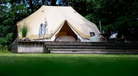 Das Glamping-Zelt auf dem Stimbekhof ist wie «ein Hotelzimmer in der Natur», sagt Geschäftsführer Björn Bohlen. (Archivbild) / Foto: Philipp Schulze/dpa