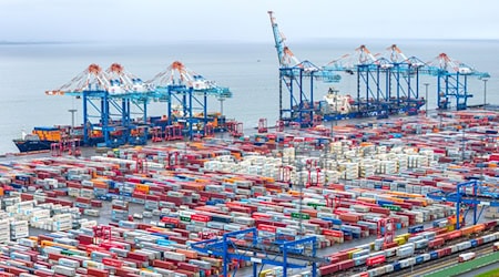 Der Bund investiert viel Geld in die Infrastruktur des Hafens. (Archivfoto) / Foto: Sina Schuldt/dpa