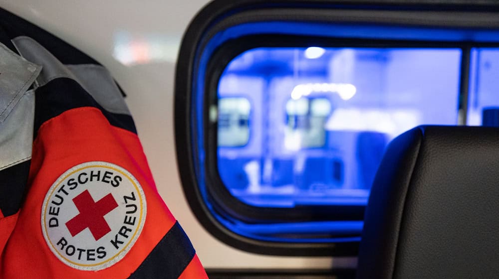 Sanitäter bringen den Traktorfahrer vorsorglich in ein Krankenhaus. (Symbolbild) / Foto: Hannes P Albert/dpa