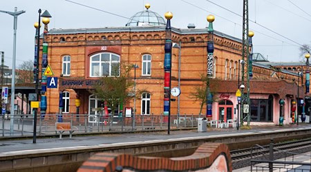 Der Hunderwasser-Bahnhof in Uelzen ist 25 Jahre alt. (Archivbild) / Foto: Philipp Schulze/dpa