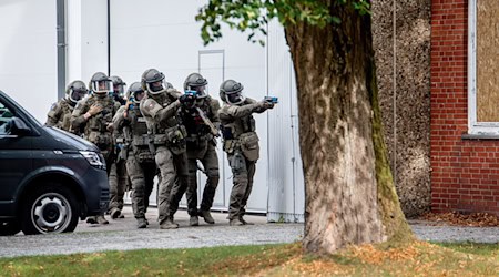 Einsatzkräfte eines Spezialeinsatzkommandos überwältigten den mutmaßlichen Angreifer. (Symbolbild) / Foto: Hauke-Christian Dittrich/dpa