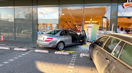 Der Aufprall war so stark, dass die Fensterscheibe des Ladens zerbrach und Regale umgeworfen wurden. / Foto: Jörn Hüneke/dpa