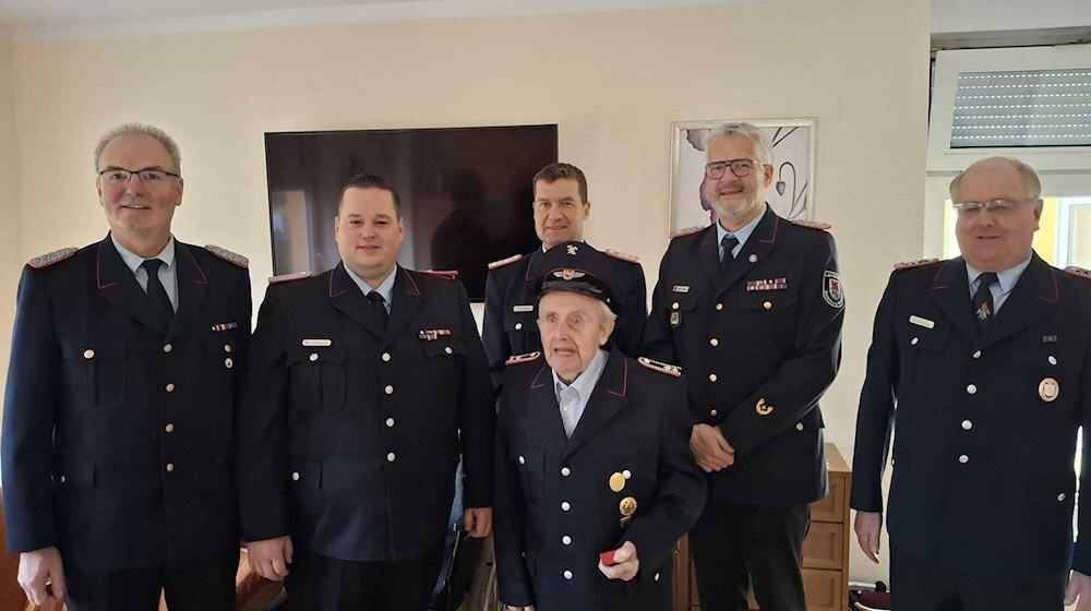 Für 80 Jahre Mitgliedschaft in der Freiwilligen Feuerwehr wurde der 95-jährige Christoph Bardenhagen (Mitte) ausgezeichnet. / Foto: -/Stadtfeuerwehr Bremervörde/dpa