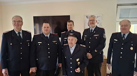Für 80 Jahre Mitgliedschaft in der Freiwilligen Feuerwehr wurde der 95-jährige Christoph Bardenhagen (Mitte) ausgezeichnet. / Foto: -/Stadtfeuerwehr Bremervörde/dpa