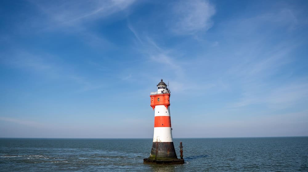 Die Deutsche Stiftung Denkmalschutz sucht für den maroden Leuchtturm «Roter Sand» einen neuen Standort am Festland. (Archivbild) / Foto: Sina Schuldt/dpa