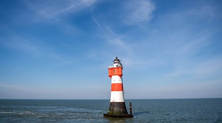 Die Deutsche Stiftung Denkmalschutz sucht für den maroden Leuchtturm «Roter Sand» einen neuen Standort am Festland. (Archivbild) / Foto: Sina Schuldt/dpa