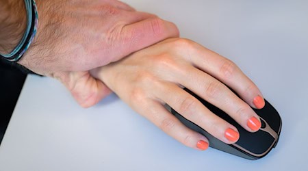 Trotz gesetzlicher Verpflichtungen der Gleichbehandlung und des Arbeitsschutzes sind Präventions- und Beschwerdestrukturen laut Arbeitnehmerkammer oft unzureichend. (Symbolbild) / Foto: Julian Stratenschulte/dpa