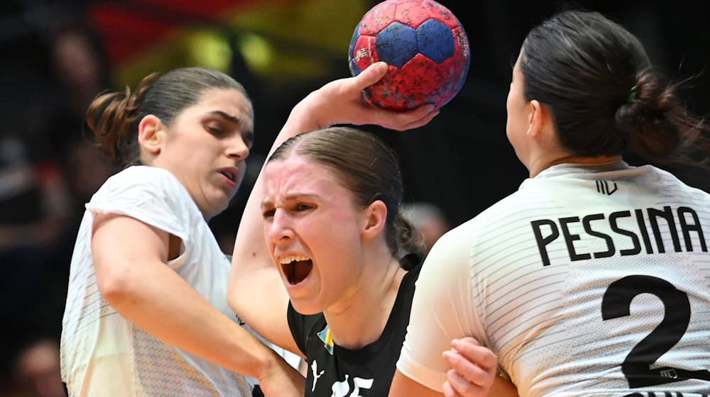 Für Jolina Huhnstock ist die Handball-WM wegen einer Verletzung vorzeitig beendet. / Foto: Marijan Murat/dpa