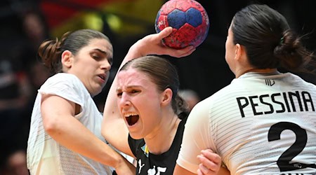 Für Jolina Huhnstock ist die Handball-WM wegen einer Verletzung vorzeitig beendet. / Foto: Marijan Murat/dpa