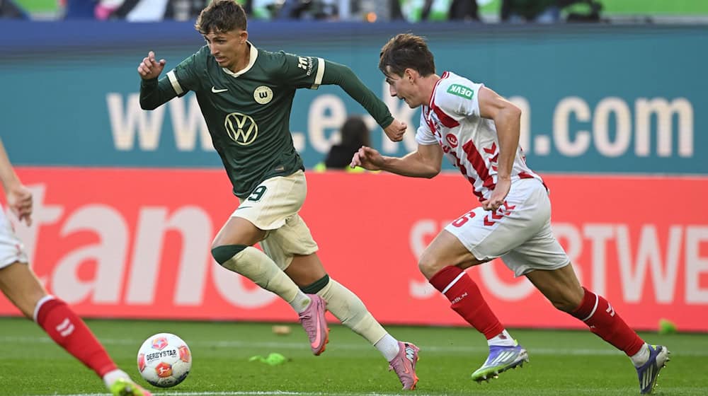 Rückkehr nach Frankfurt: Jesper Lindström vom VfL Wolfsburg (l). / Foto: dpa