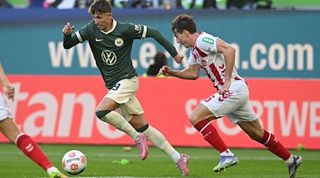 Rückkehr nach Frankfurt: Jesper Lindström vom VfL Wolfsburg (l). / Foto: dpa