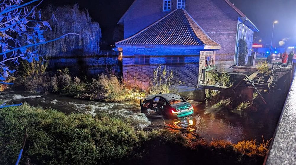 Ein Auto durchbricht ein Brückengeländer und landet in der Wiedau, zwei junge Männer werden leicht verletzt. / Foto: Freiwillige Feuerwehr Rotenburg/dpa