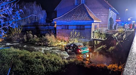 Ein Auto durchbricht ein Brückengeländer und landet in der Wiedau, zwei junge Männer werden leicht verletzt. / Foto: Freiwillige Feuerwehr Rotenburg/dpa