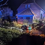 Ein Auto durchbricht ein Brückengeländer und landet in der Wiedau, zwei junge Männer werden leicht verletzt. / Foto: Freiwillige Feuerwehr Rotenburg/dpa