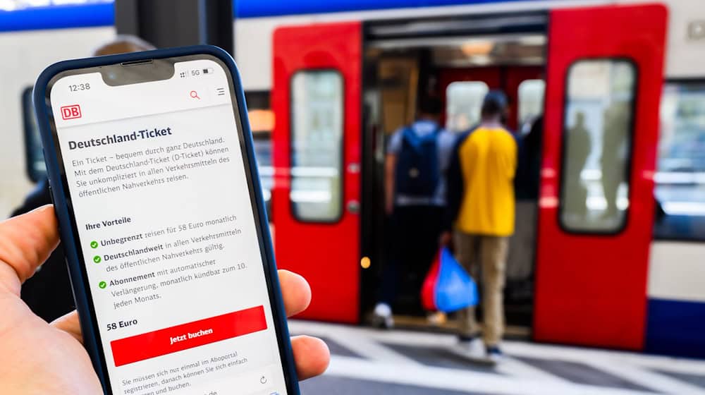 Das D-Ticket kostet im neuen Jahr regulär 63 Euro im Monat. (Symbolbild) / Foto: Julian Stratenschulte/dpa