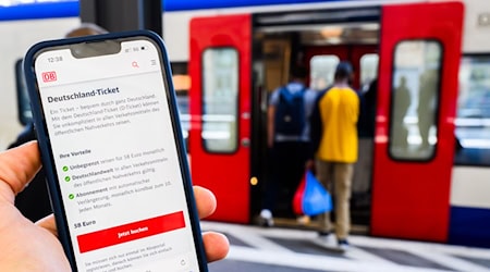 Das D-Ticket kostet im neuen Jahr regulär 63 Euro im Monat. (Symbolbild) / Foto: Julian Stratenschulte/dpa
