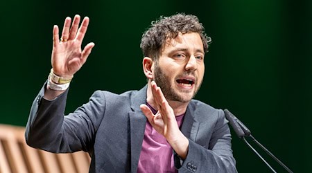 Für den Klimaschutz will der Grünen-Vorsitzende Felix Banaszak Wohlhabende zur Kasse bitten. / Foto: Michael Matthey/dpa