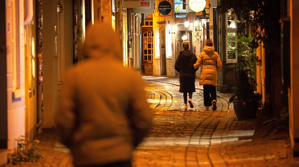 Dass Gefahr für Frauen besonders bei Dunkelheit im öffentlichen Raum droht, ist nach Einschätzung mehrerer Hilfseinrichtungen ein Mythos. (Symbolbild) / Foto: Sina Schuldt/dpa