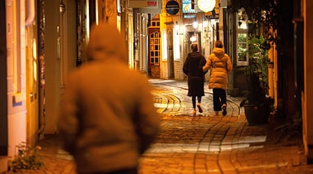 Dass Gefahr für Frauen besonders bei Dunkelheit im öffentlichen Raum droht, ist nach Einschätzung mehrerer Hilfseinrichtungen ein Mythos. (Symbolbild) / Foto: Sina Schuldt/dpa