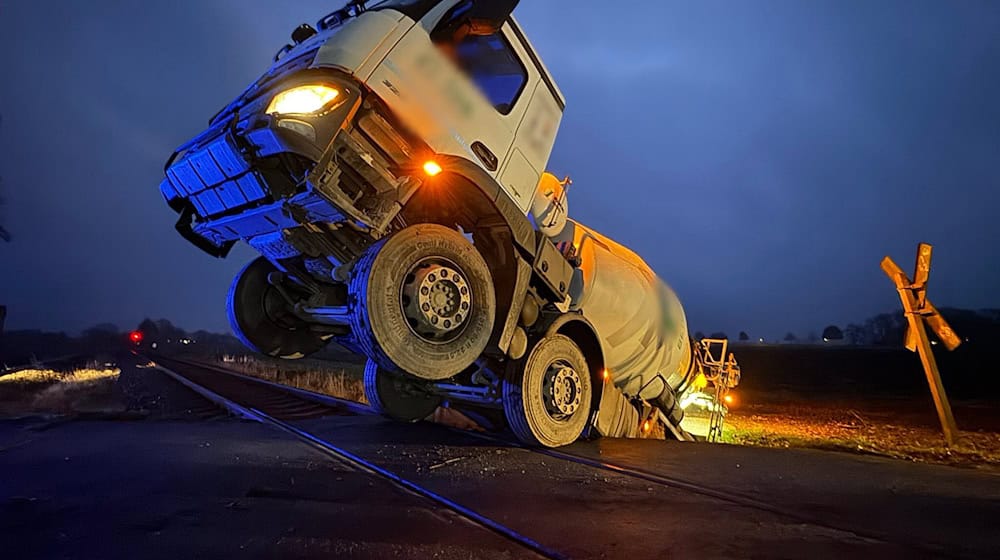 Die Bahnstrecke Buxtehude-Bremervörde ist nach dem Unfall kurzzeitig gesperrt gewesen. / Foto: -/Nord-West-Media TV/dpa