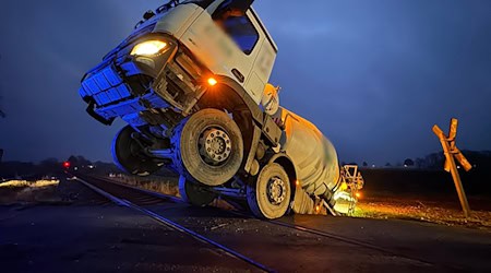Die Bahnstrecke Buxtehude-Bremervörde ist nach dem Unfall kurzzeitig gesperrt gewesen. / Foto: -/Nord-West-Media TV/dpa