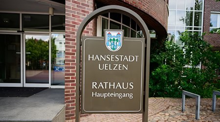 Die Polizei hat Ermittlungen gegen vier Mitarbeiter des Abwasserzweckverbandes Uelzen aufgenommen. (Symbolbild) / Foto: Philipp Schulze/dpa