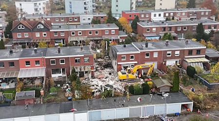 Nach der Detonation eines Reihenhauses ist die Suche nach einem 83-Jährigen zunächst eingestellt worden, da die Nachbarhäuser einsturzgefährdet sind. (Archivbild) / Foto: Benjamin Müller/dpa