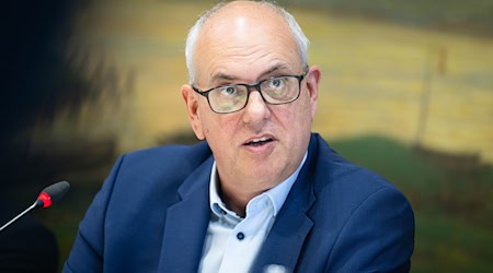 Bremens Regierungschef stellt sich hinter sein Regierungsteam. (Archivbild) / Foto: Sina Schuldt/dpa