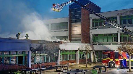 Rund 140 Einsatzkräfte bekämpfen den Brand. / Foto: Carsten Neff/NEWS & ART/dpa Rund 140 Einsatzkräfte bekämpfen den Brand. / Foto: Carsten Neff/NEWS & ART/dpa