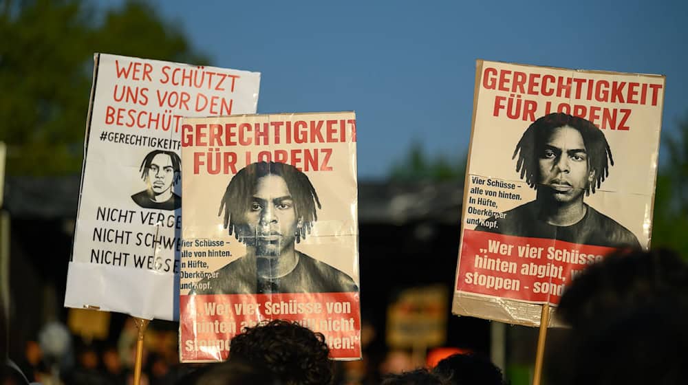 In zeitlichem Zusammenhang mit einer Demonstration waren Brandsätze an einem Bus und einem Auto gelegt worden. (Archivbild) / Foto: Izabela Mittwollen/dpa