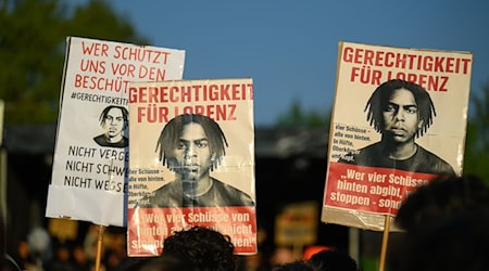 In zeitlichem Zusammenhang mit einer Demonstration waren Brandsätze an einem Bus und einem Auto gelegt worden. (Archivbild) / Foto: Izabela Mittwollen/dpa