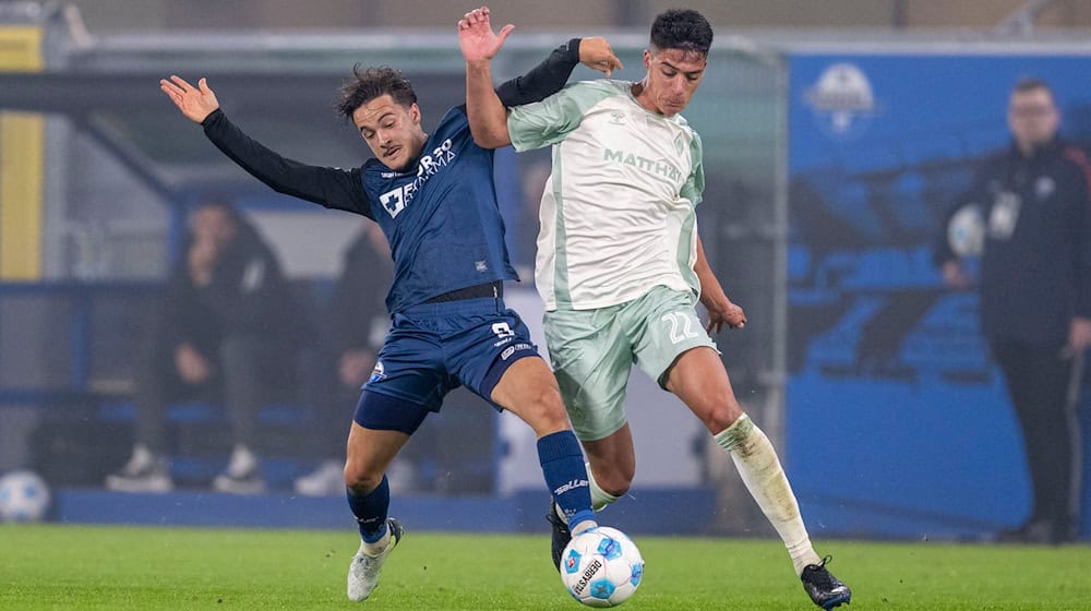 Muss vorerst aussetzen: Werder Bremens Julian Malatini (r). (Archivfoto) / Foto: David Inderlied/dpa