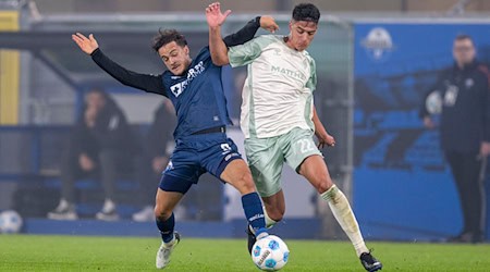 Muss vorerst aussetzen: Werder Bremens Julian Malatini (r). (Archivfoto) / Foto: David Inderlied/dpa