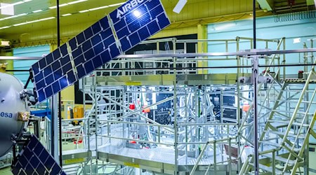 Das vierte Europäische Servicemodul (ESM) für das Orion-Raumschiff soll am Wochenende mit dem Schiff nach Florida gebracht werden. / Foto: Sina Schuldt/dpa