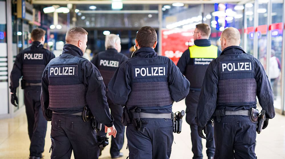 Bei den Einsätzen an den drei Hauptbahnhöfen in Bremen, Hannover und Hamburg wurden mehr als 2.000 Menschen kontrolliert. (Archivbild) / Foto: Moritz Frankenberg/dpa
