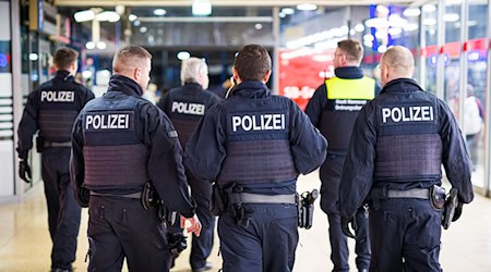 Bei den Einsätzen an den drei Hauptbahnhöfen in Bremen, Hannover und Hamburg wurden mehr als 2.000 Menschen kontrolliert. (Archivbild) / Foto: Moritz Frankenberg/dpa