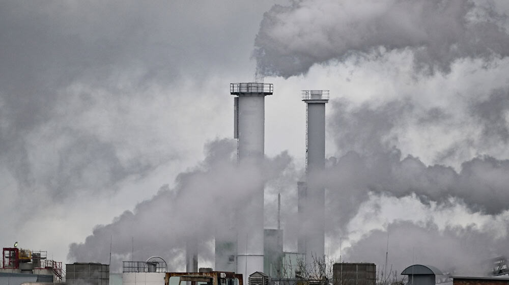 Rauchende Schlote - Im Qualm ist oft CO2 enthalten. (Archivbild) / Foto: Patrick Pleul/dpa