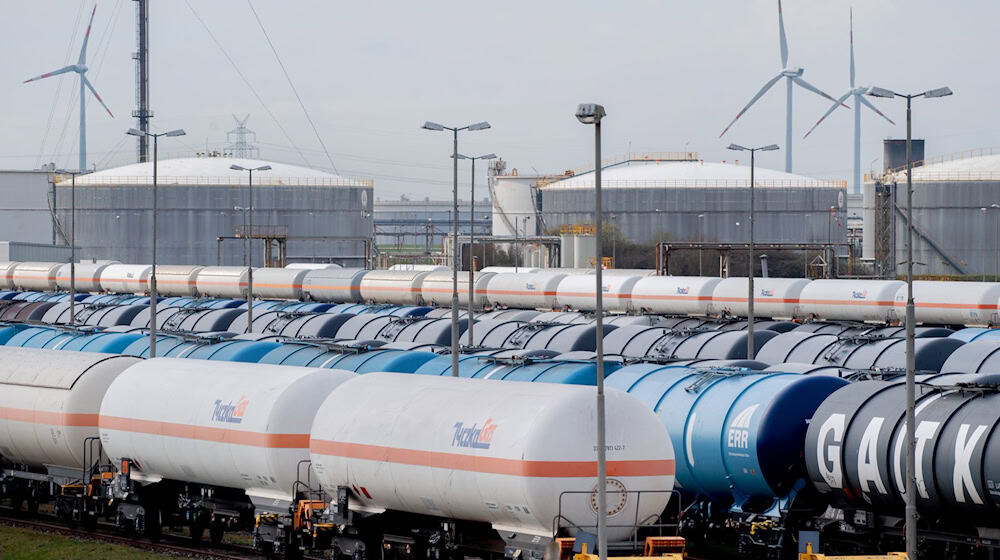 Wilhelmshaven könnte künftig eine Drehscheibe für den Export von klimaschädlichem CO2 werden. (Archivbild)  / Foto: Hauke-Christian Dittrich/dpa