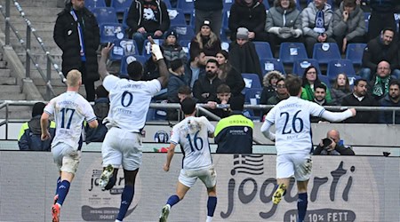 Großer Jubel bei Darmstadt 98 nach dem Siegtreffer von Hiroki Akiyama (M) in Hannover.  / Foto: Swen Pförtner/dpa