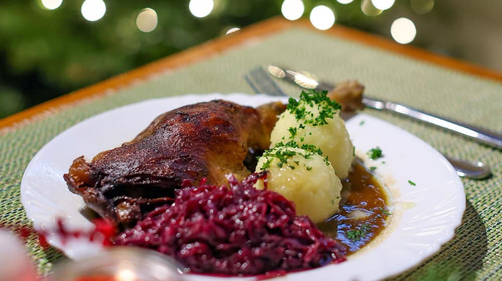 Da läuft einigen das Wasser im Mund zusammen, aber nicht allen: eine Portion knusprige Gänsekeule mit Rotkohl und Klößen. (Archivbild) / Foto: Jan Woitas/dpa-Zentralbild/ZB