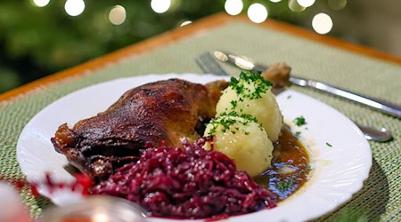 Da läuft einigen das Wasser im Mund zusammen, aber nicht allen: eine Portion knusprige Gänsekeule mit Rotkohl und Klößen. (Archivbild) / Foto: Jan Woitas/dpa-Zentralbild/ZB