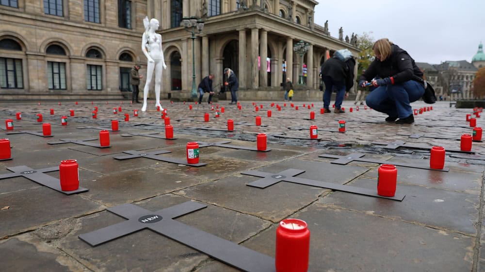 Mitten in Hannover protestieren Menschen gegen die Wahl von Anne Spiegel zur Sozialdezernentin der Region Hannover. / Foto: Stefan Rampfel/dpa