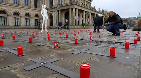 Mitten in Hannover protestieren Menschen gegen die Wahl von Anne Spiegel zur Sozialdezernentin der Region Hannover. / Foto: Stefan Rampfel/dpa