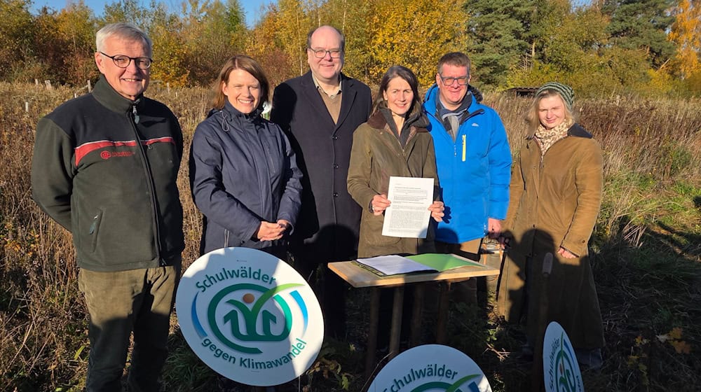 Ein breites Bündnis will in Niedersachsen die Schulwälder stärken und hat dafür eine Absichtserklärung unterschrieben.  / Foto: Christian Brahmann/dpa